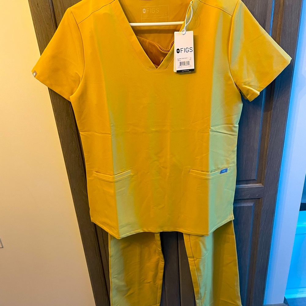 Figs Light Gold : Small Casma, Medium Tall Kade Scrubs